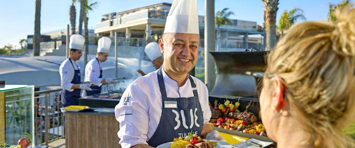 Lassen Sie sich im Feinschmecker Hotel TUI BLUE Palm Garden in Side an der türkischen Riviera vom freundlichen Personal verwöhnen.
